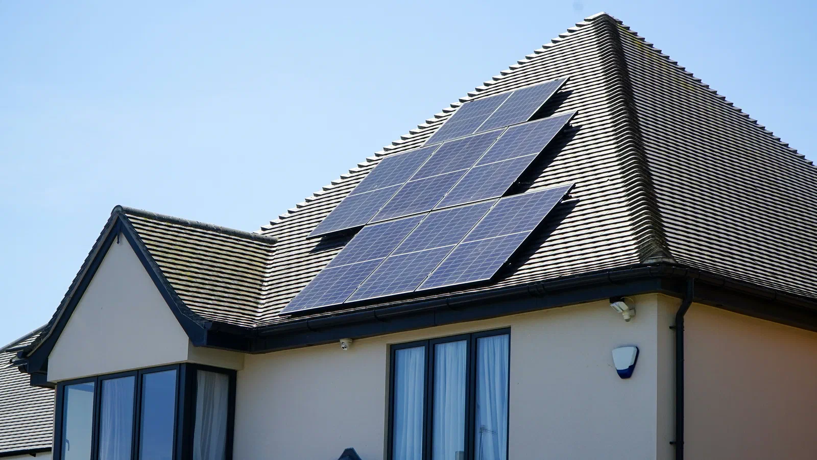 Zonnepanelen op een dak